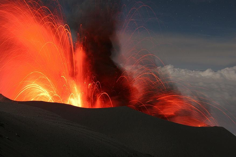 Illustration for article titled The Terrible Beauty of Volcanic Eruptions and Lava Flows